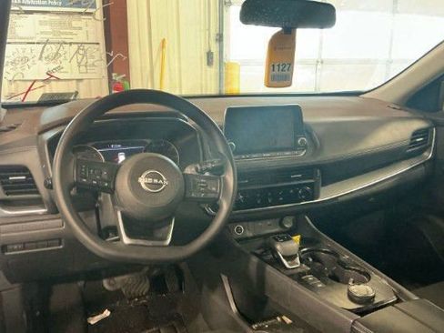 Used 2023 Nissan Rogue S image 2