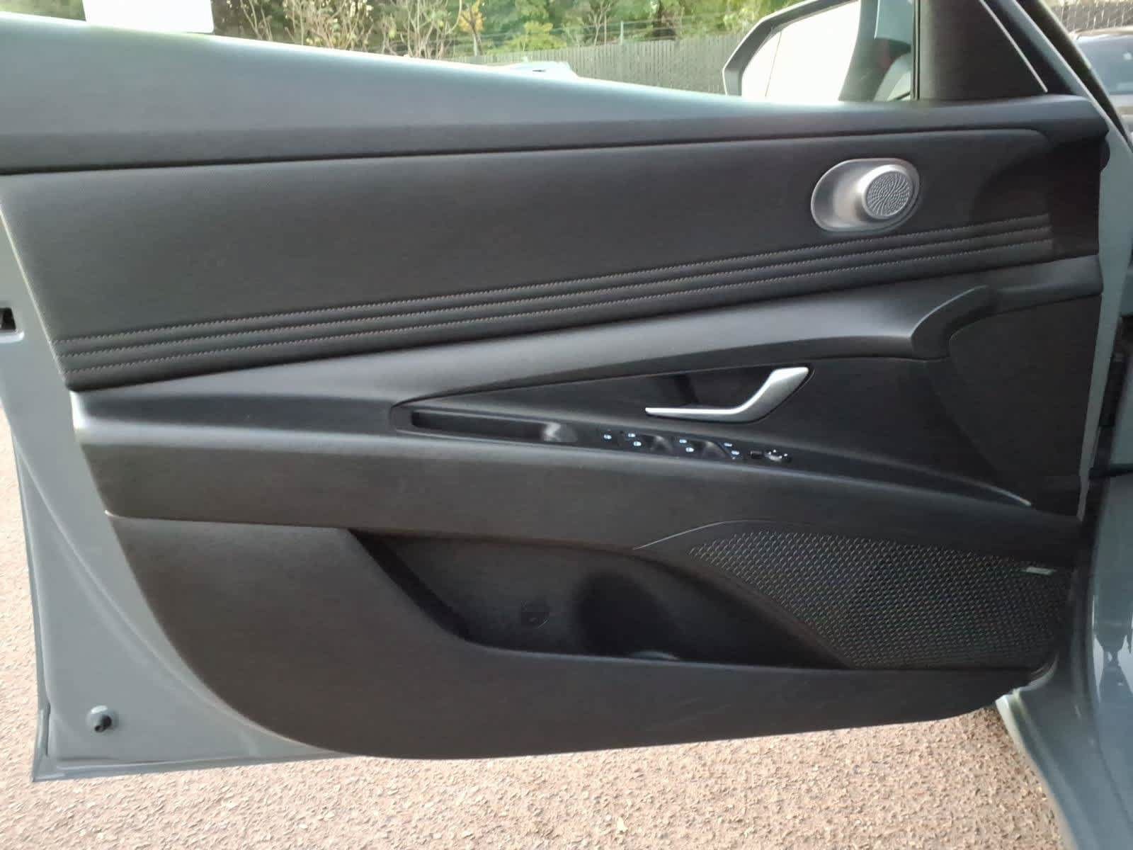 Used 2022 Hyundai Elantra SEL w/ Convenience + Premium Package FWD image 12