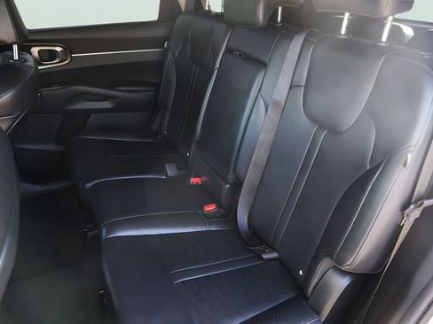 Used 2025 Kia Sorento S image 24