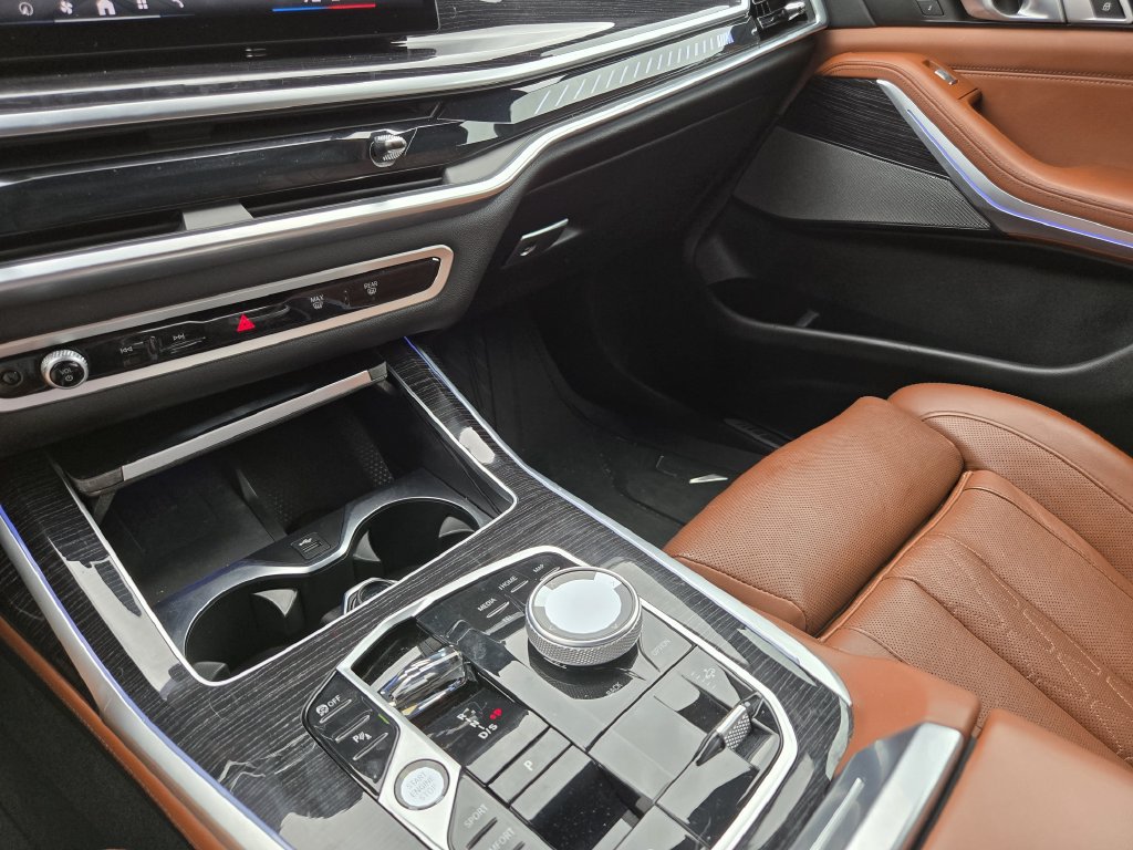 Certified 2025 BMW X7 M60i AWD/4WD image 24