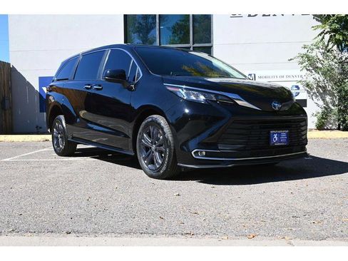 Used 2022 Toyota Sienna XLE image 3