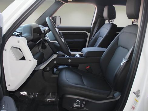 New 2025 Land Rover Defender 130 X-Dynamic SE image 12