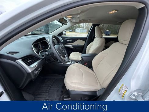 Used 2017 Jeep Cherokee Latitude w/ Safety/Convenience Group image 28