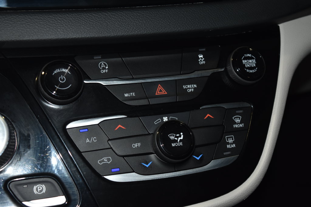Used 2023 Chrysler Voyager LX FWD image 12