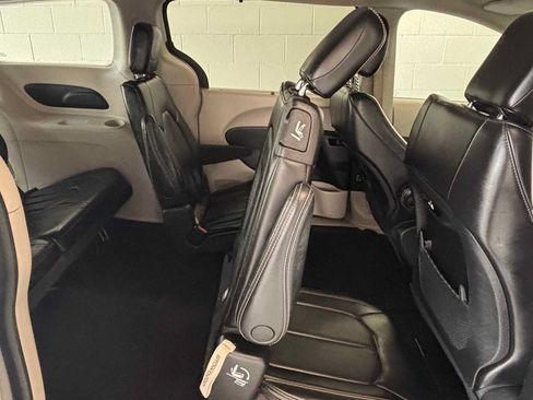 Used 2023 Chrysler Pacifica Touring-L FWD image 13