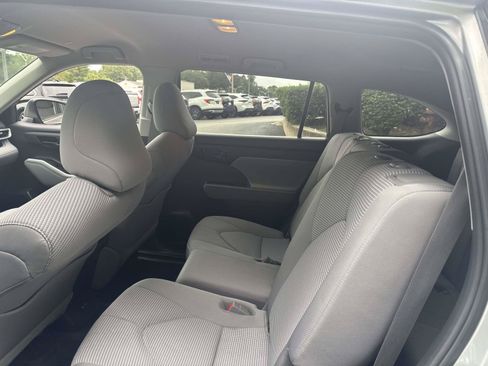 Used 2023 Toyota Highlander LE AWD/4WD image 12