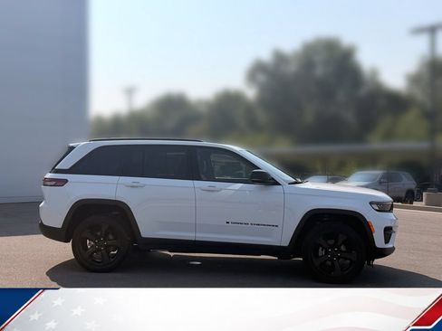 Used 2025 Jeep Grand Cherokee Altitude AWD/4WD image 4