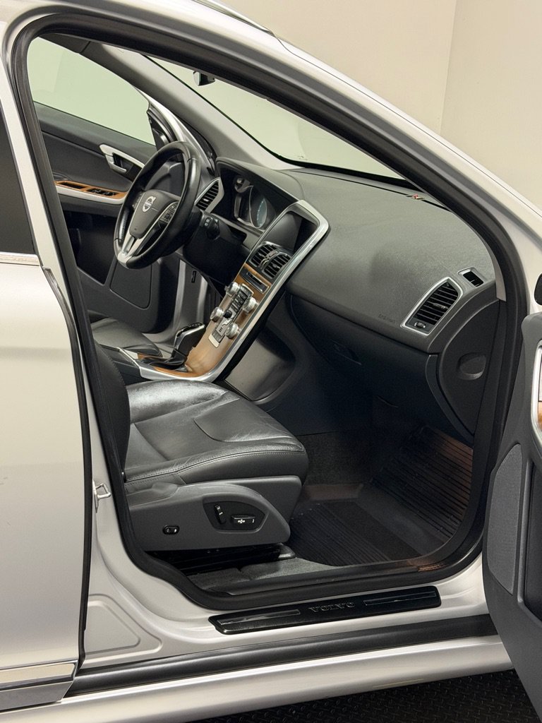Used 2016 Volvo XC60 T5 Premier w/ Proximity Package AWD/4WD image 11