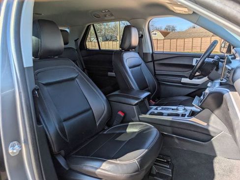 Used 2022 Ford Explorer XLT w/ Equipment Group 202A image 25