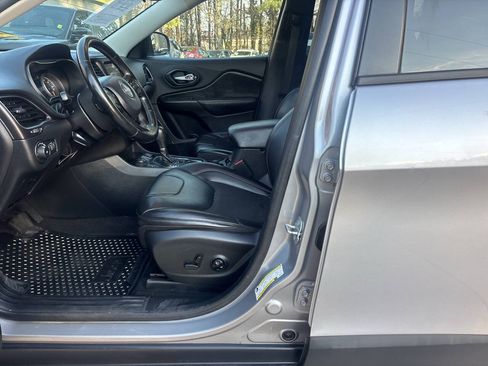 Used 2020 Jeep Cherokee Trailhawk w/ Cold Weather Group AWD/4WD image 11