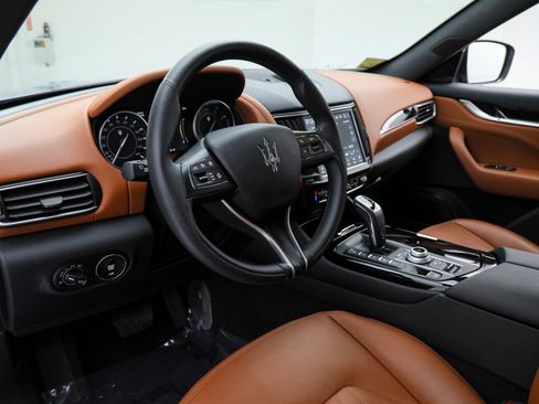 Certified 2023 Maserati Levante GT AWD/4WD image 17