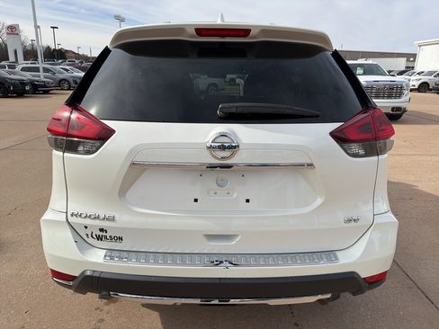 Used 2018 Nissan Rogue SV image 4