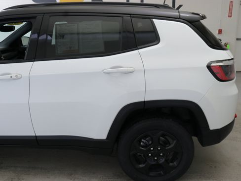 Used 2023 Jeep Compass Trailhawk image 5