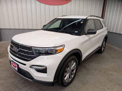 Used 2022 Ford Explorer XLT w/ Equipment Group 202A AWD/4WD image 8
