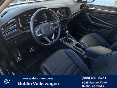 Certified 2023 Volkswagen Jetta SE w/ Panoramic Sunroof Package image 9