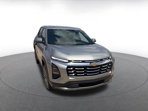 Used 2025 Chevrolet Equinox LT FWD image 3