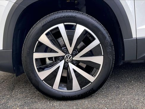 Certified 2022 Volkswagen Taos SE image 8