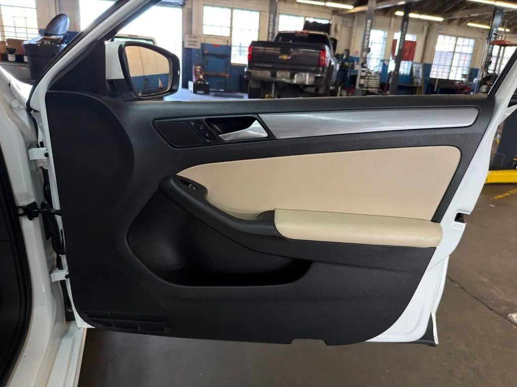 Used 2014 Volkswagen Jetta TDI FWD image 25