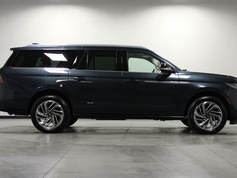 Used 2025 Lincoln Navigator L Reserve AWD/4WD image 3