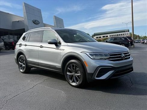 Used 2023 Volkswagen Tiguan SE FWD image 2