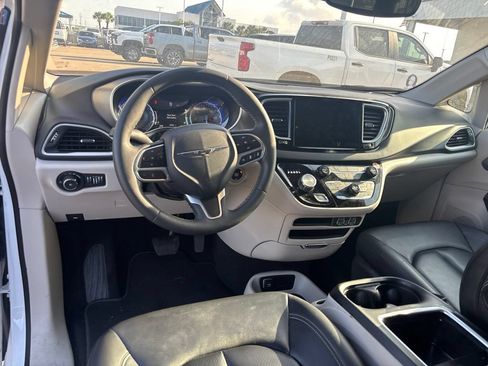 Used 2024 Chrysler Pacifica Touring-L FWD image 12