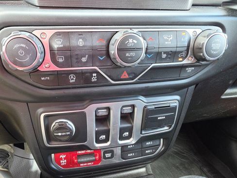 Used 2018 Jeep Wrangler Rubicon AWD/4WD image 38
