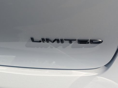 Used 2023 Chrysler Pacifica Limited w/ S Appearance Package image 13