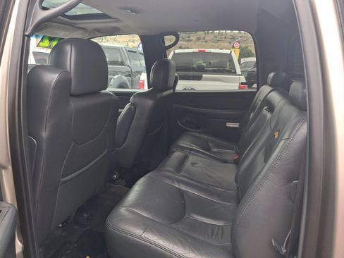 Used 2002 Chevrolet Avalanche 2500 w/ Convenience Pkg AWD/4WD image 16