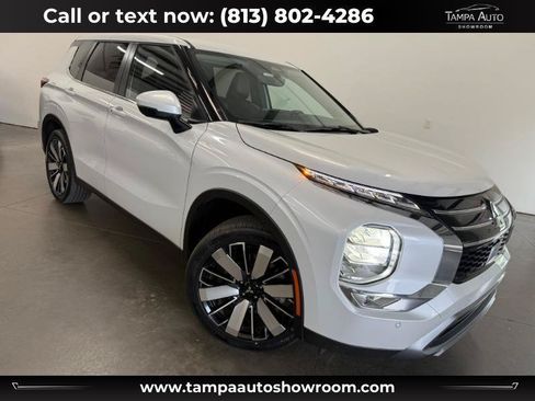 Used 2025 Mitsubishi Outlander SE FWD image 1