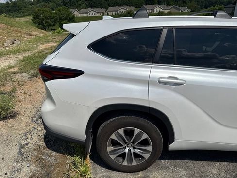 Used 2024 Toyota Highlander XLE AWD/4WD image 10