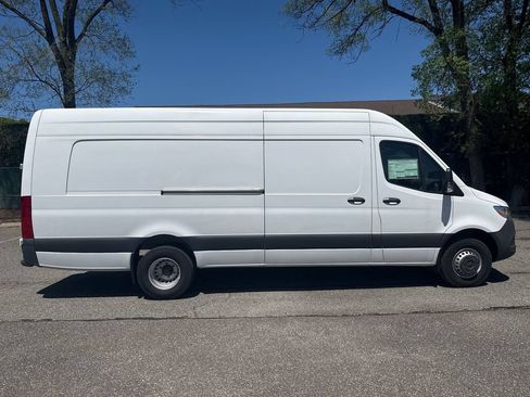 Used 2024 Mercedes-Benz Sprinter 3500 image 9