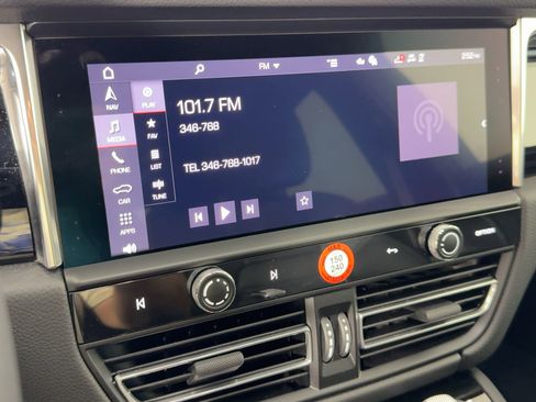 Certified 2025 Porsche Macan image 21