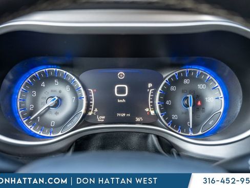 Used 2023 Chrysler Pacifica Touring-L FWD image 7