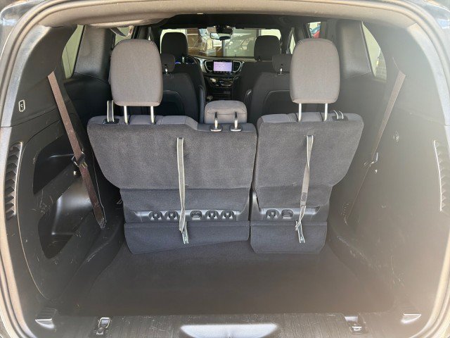 Used 2023 Chrysler Pacifica Touring FWD image 31