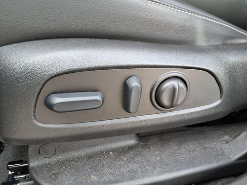 Used 2023 GMC Acadia SLT w/ Elevation Edition image 17