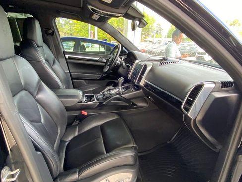 Used 2018 Porsche Cayenne S Platinum AWD/4WD image 17