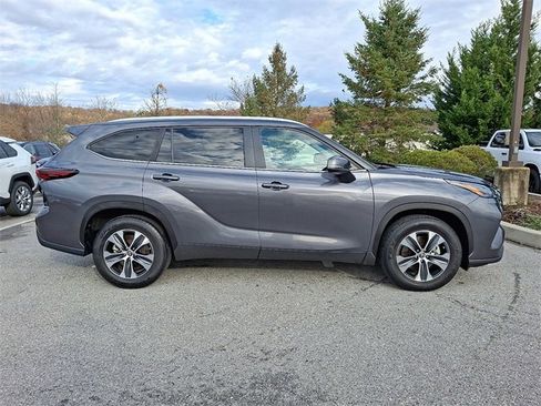 Certified 2024 Toyota Highlander XLE image 7