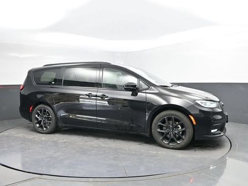 Used 2025 Chrysler Pacifica Limited FWD image 3