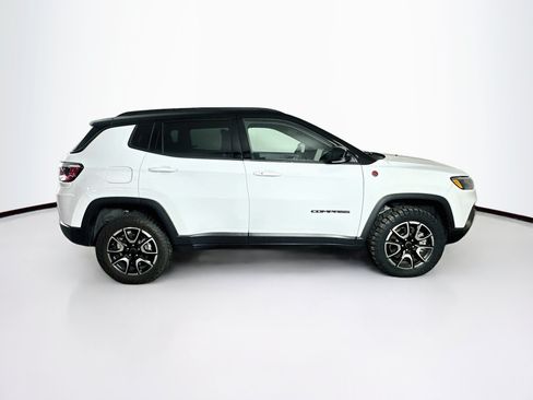 Used 2025 Jeep Compass Trailhawk AWD/4WD image 10
