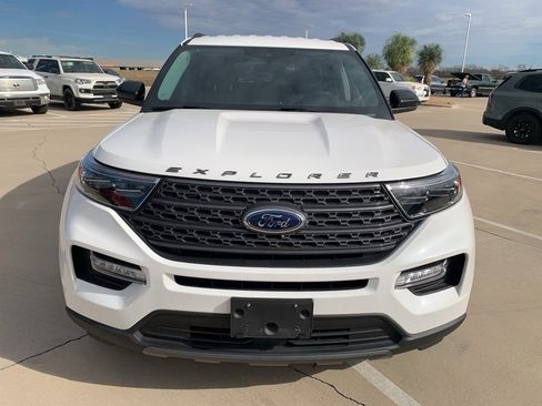 Used 2024 Ford Explorer XLT w/ Equipment Group 202A image 9