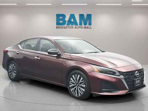 Used 2024 Nissan Altima 2.5 SV FWD image 1