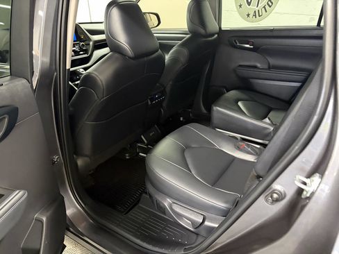 Used 2025 Toyota Highlander XLE image 26
