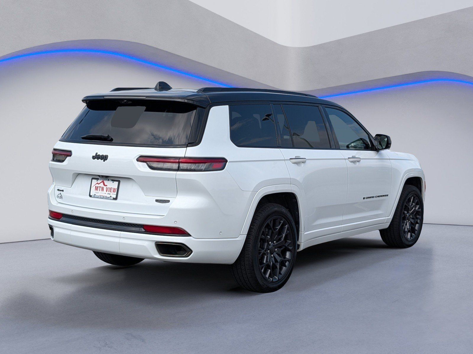 Used 2025 Jeep Grand Cherokee L Summit w/ Advanced Protech Group IV AWD/4WD image 9