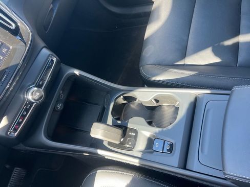 Certified 2025 Volvo XC40 B5 Core AWD/4WD image 19