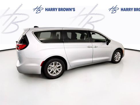 Used 2024 Chrysler Pacifica Touring-L FWD image 32