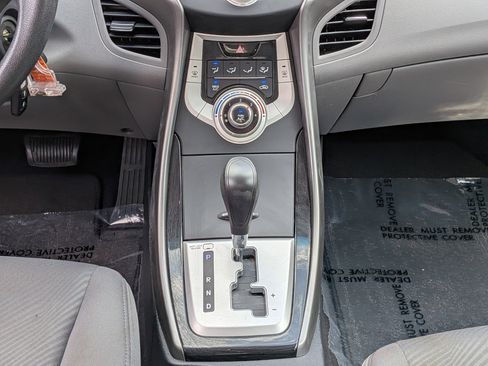 Used 2012 Hyundai Elantra GLS FWD image 18