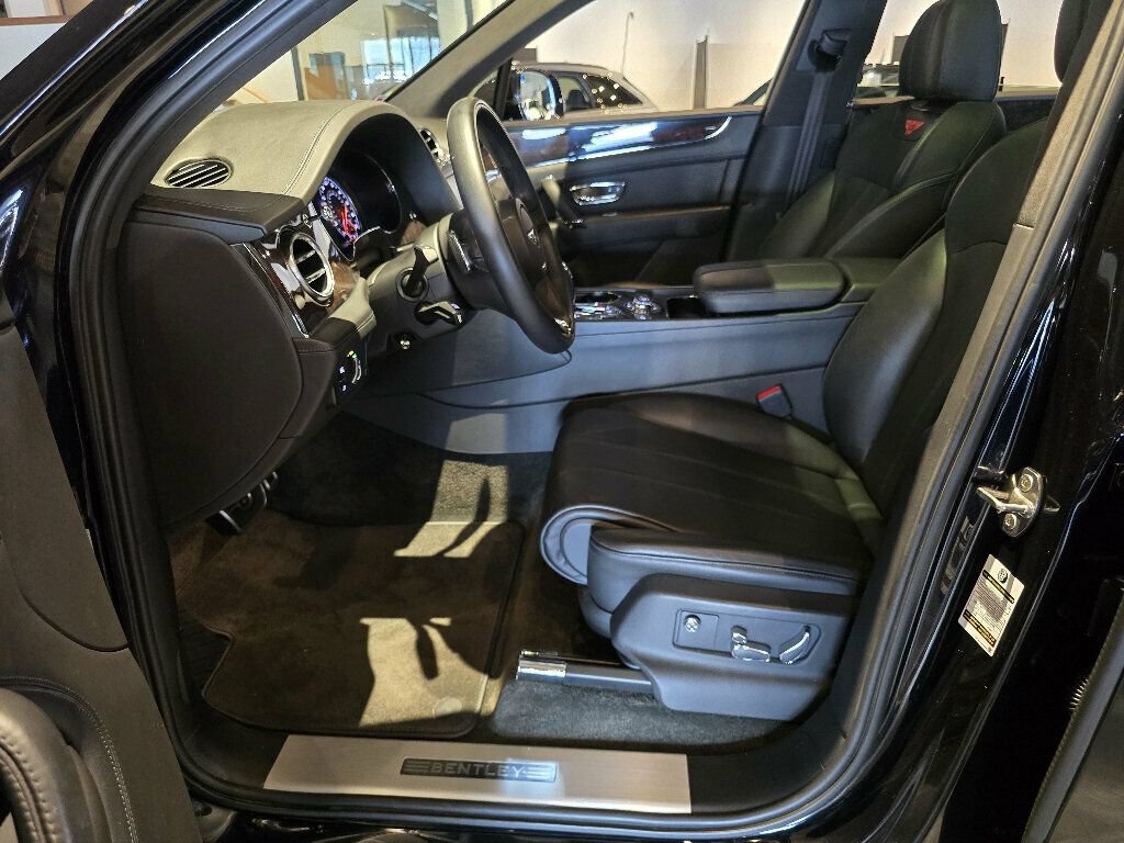 Used 2019 Bentley Bentayga AWD/4WD image 18