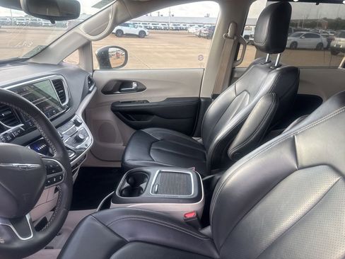 Used 2023 Chrysler Pacifica Touring-L FWD image 34