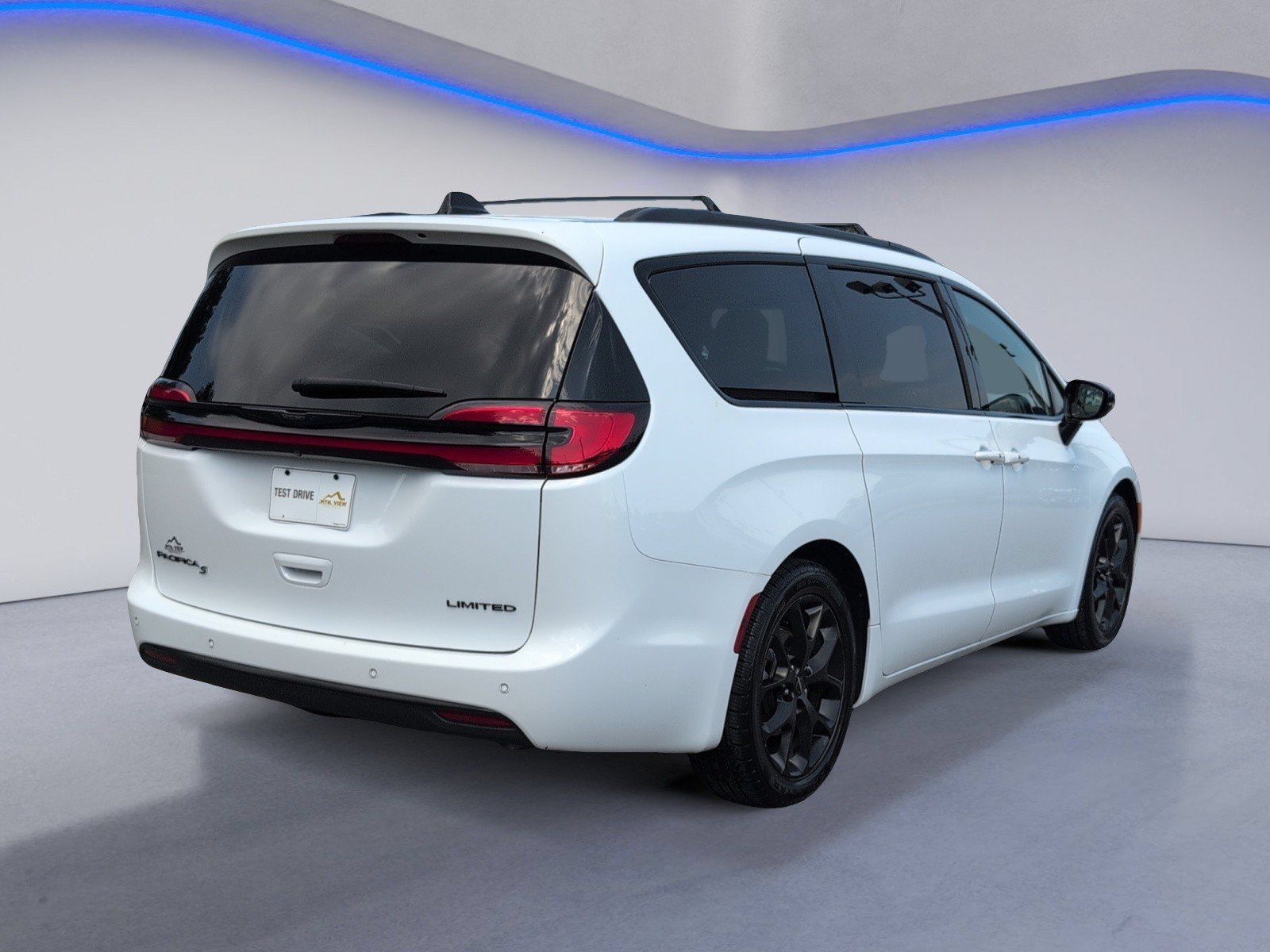 Used 2025 Chrysler Pacifica Limited FWD image 3