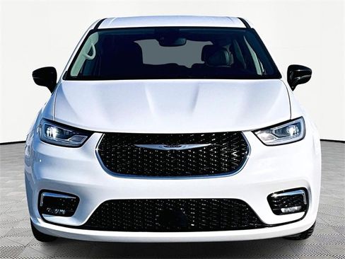 Used 2024 Chrysler Pacifica Touring-L image 2